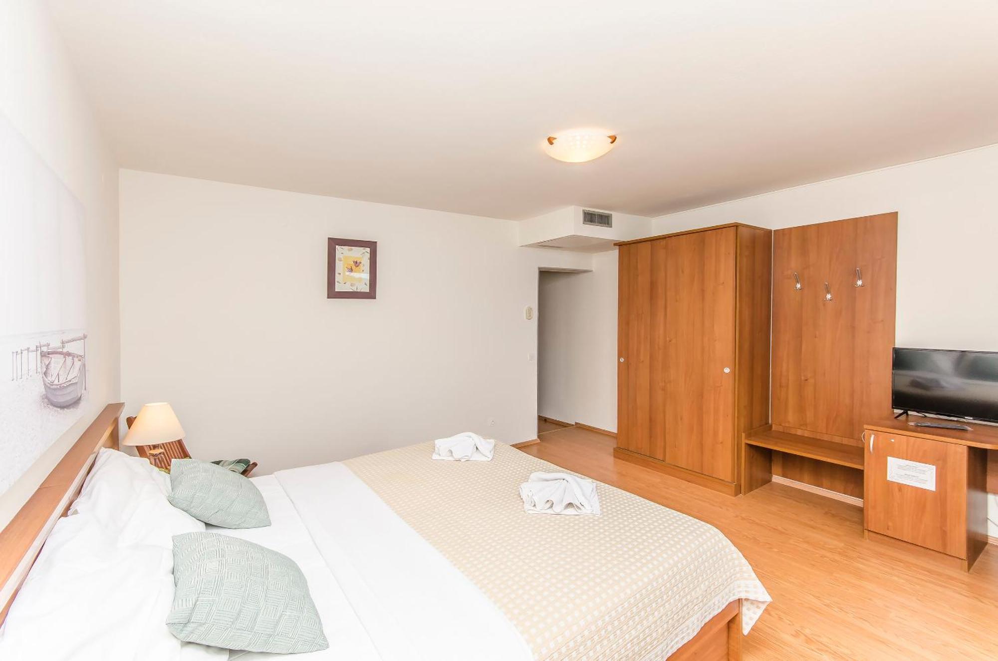 House Hotel Plava Laguna Tisno Eksteriør billede