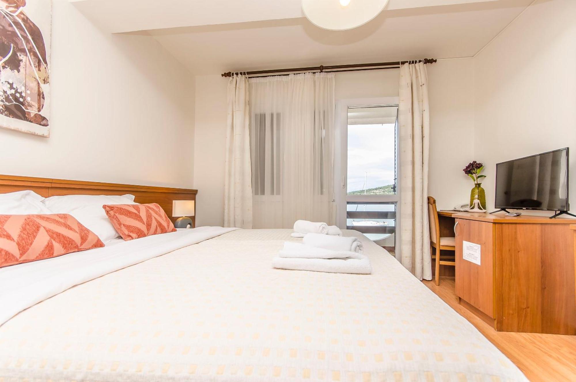 House Hotel Plava Laguna Tisno Eksteriør billede