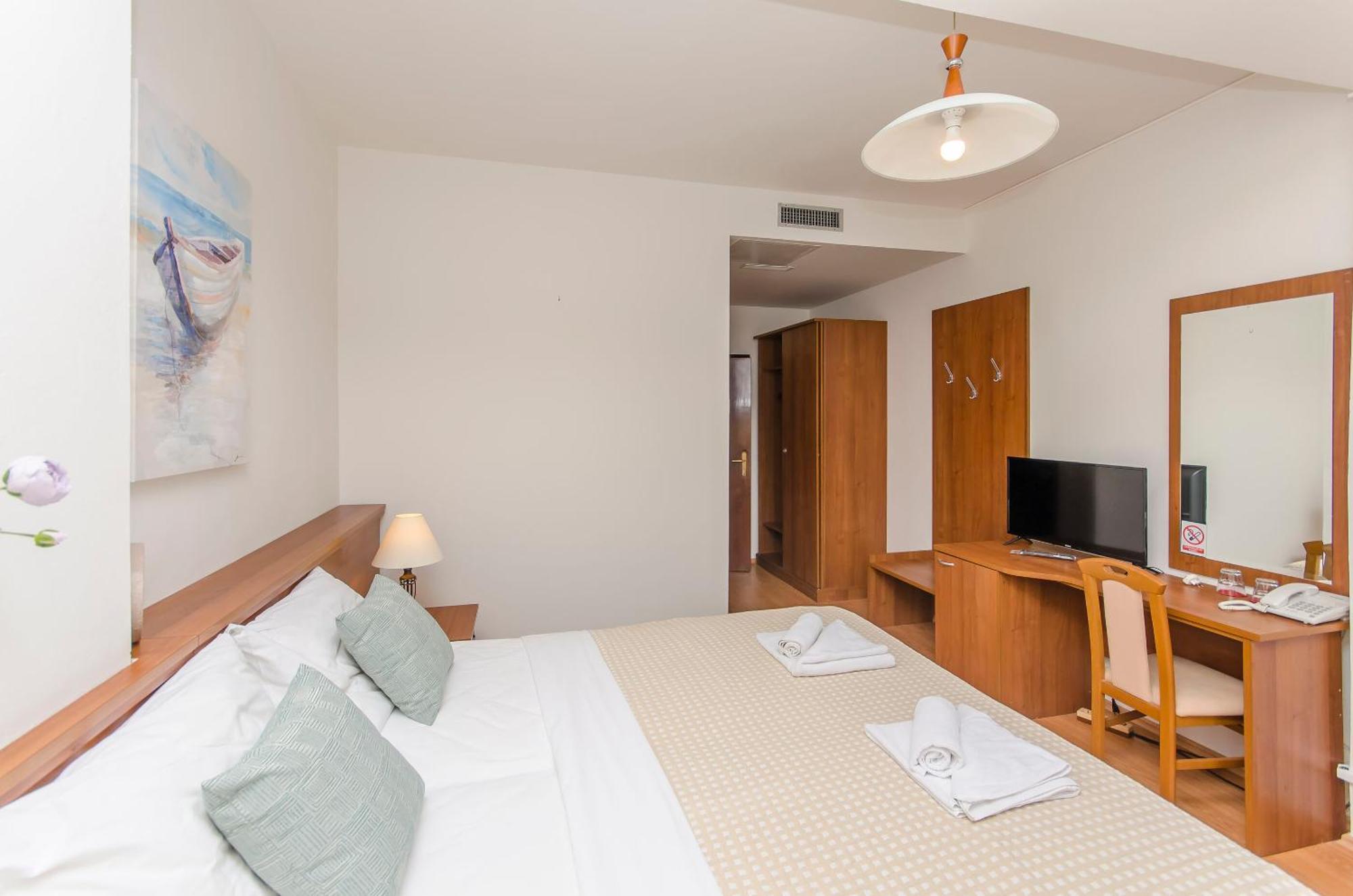 House Hotel Plava Laguna Tisno Eksteriør billede
