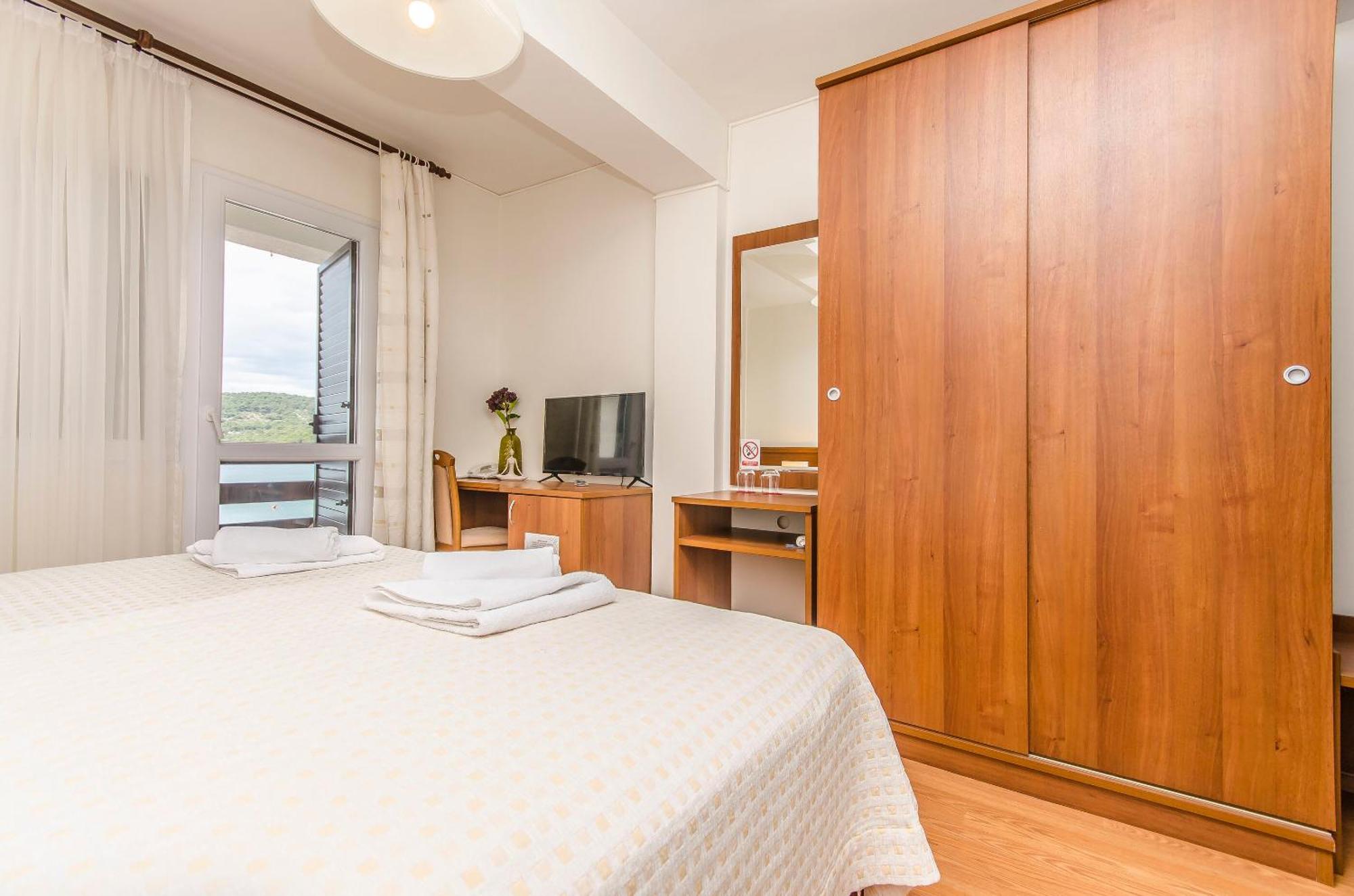 House Hotel Plava Laguna Tisno Eksteriør billede