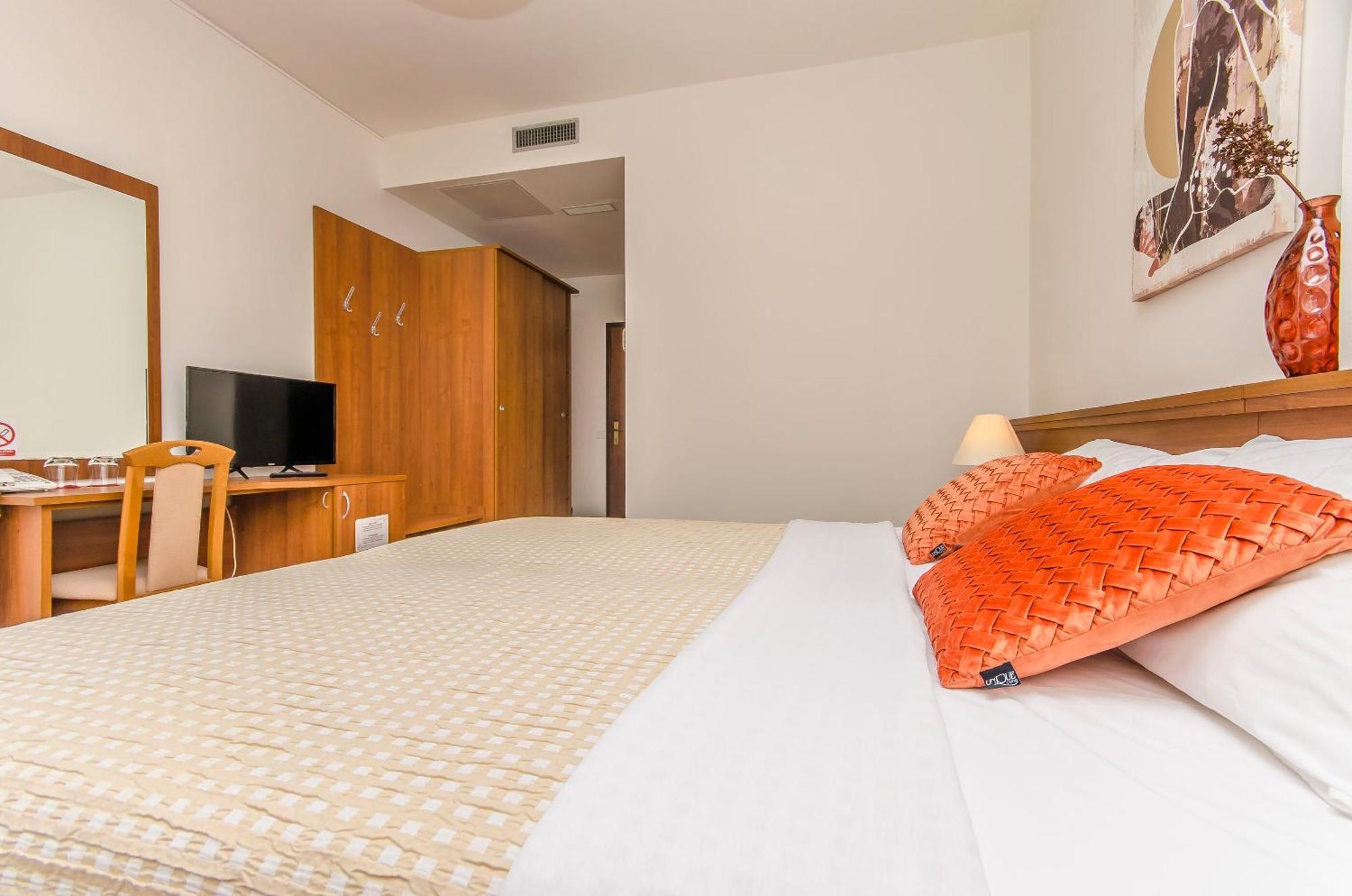 House Hotel Plava Laguna Tisno Eksteriør billede