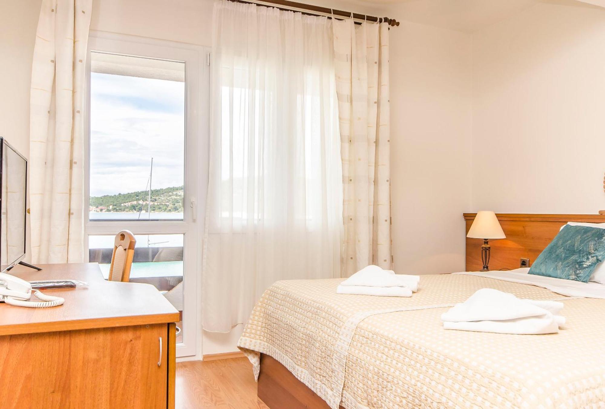 House Hotel Plava Laguna Tisno Eksteriør billede