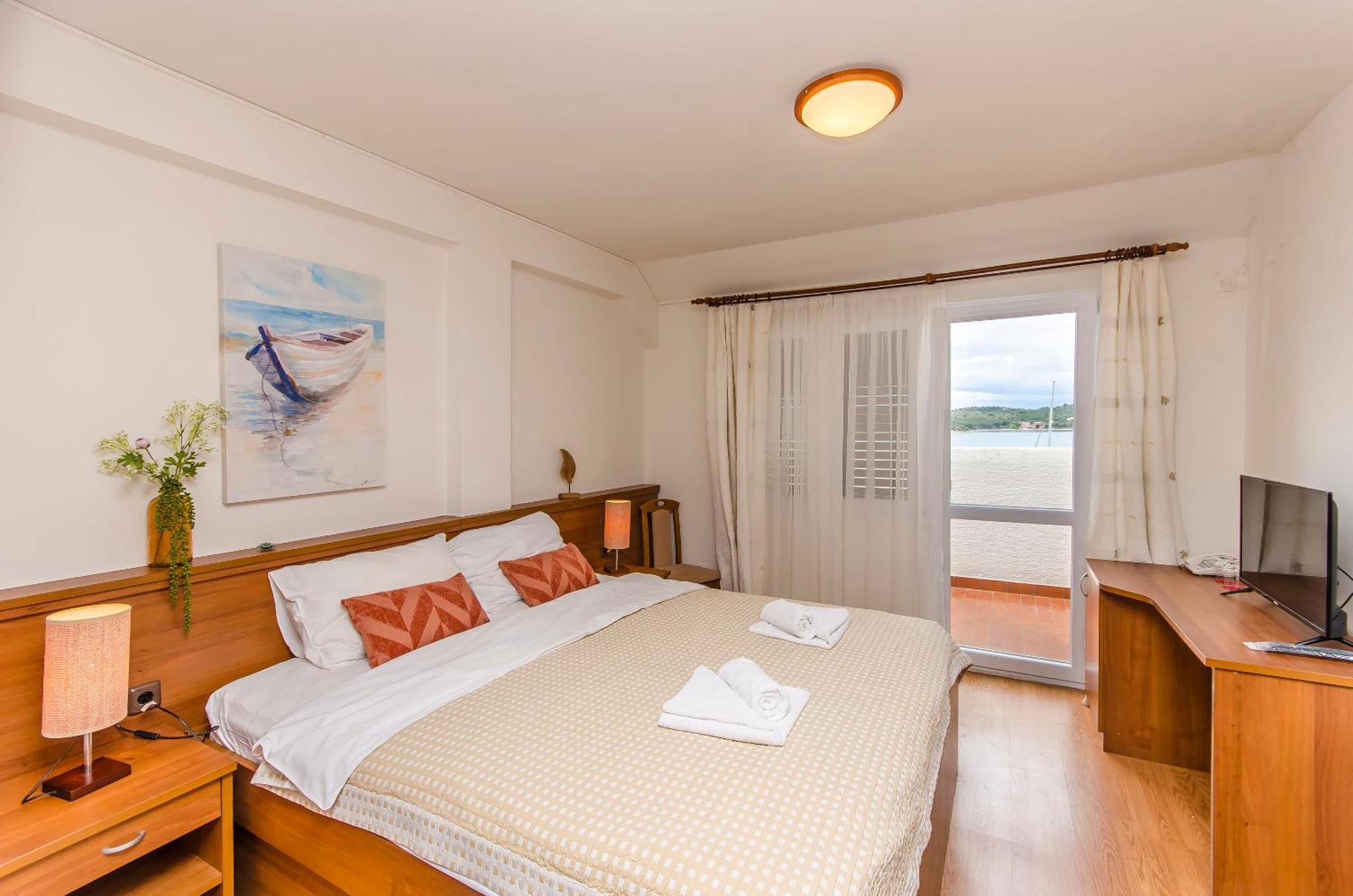 House Hotel Plava Laguna Tisno Eksteriør billede