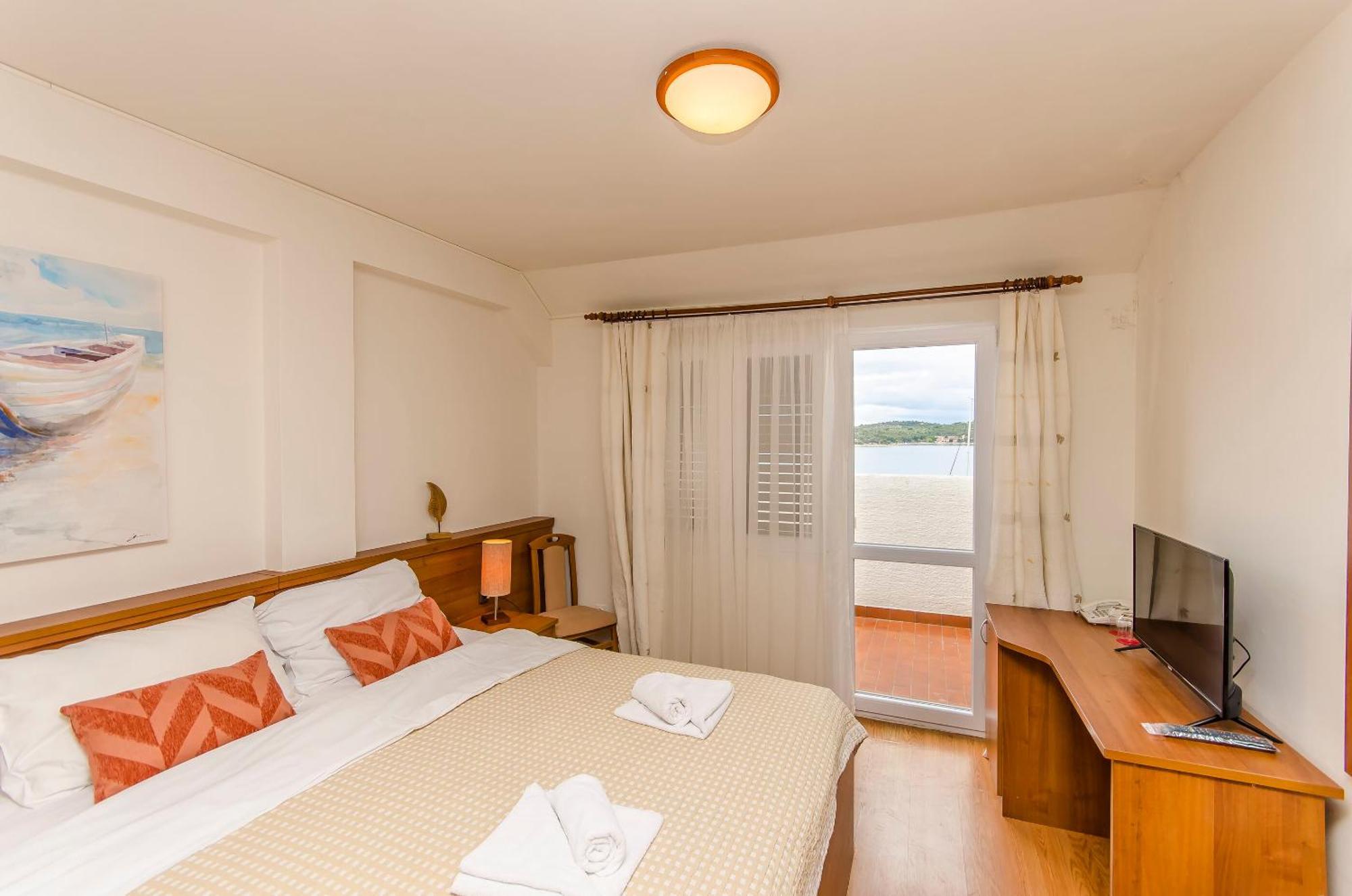 House Hotel Plava Laguna Tisno Eksteriør billede