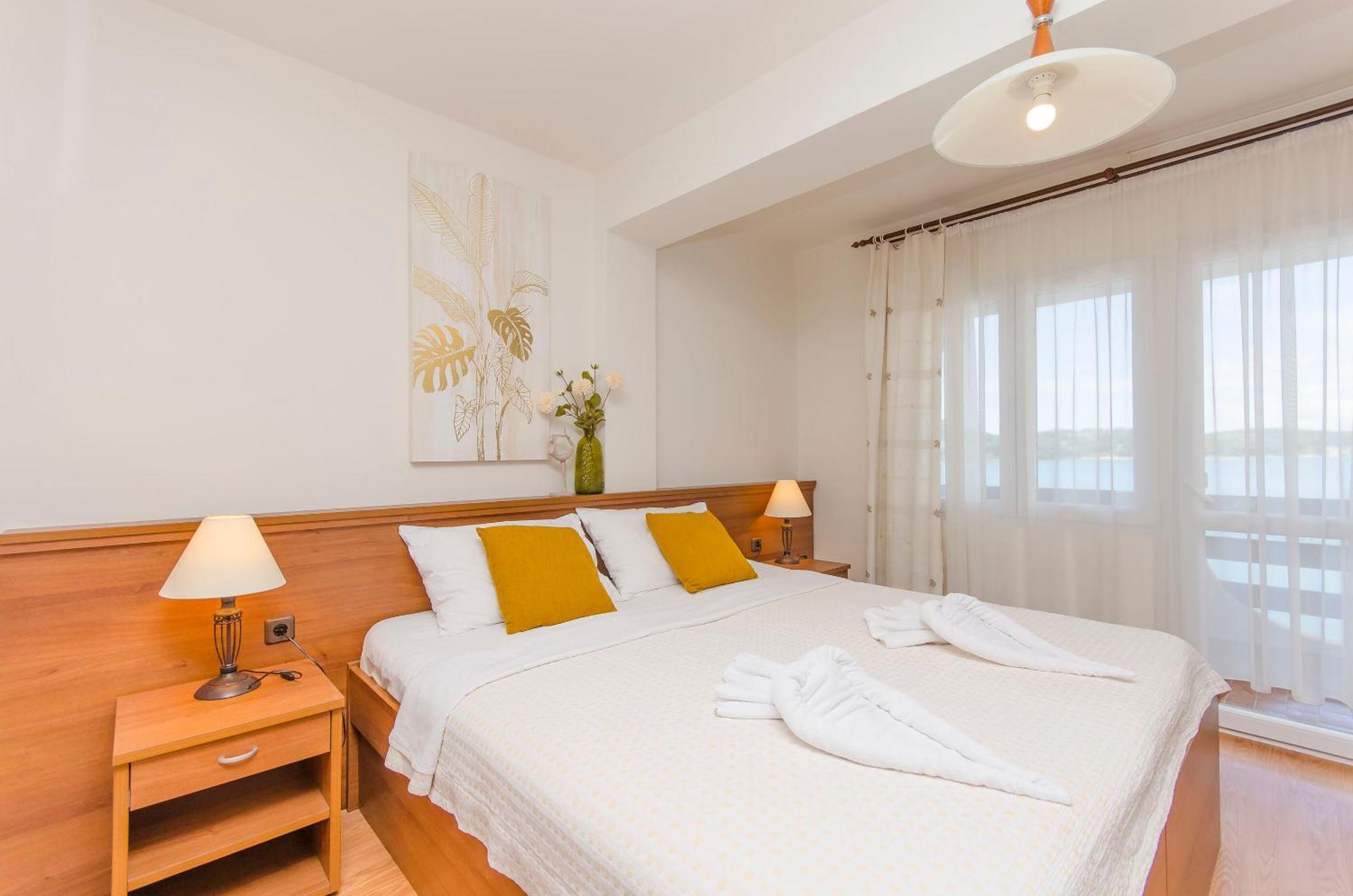 House Hotel Plava Laguna Tisno Eksteriør billede