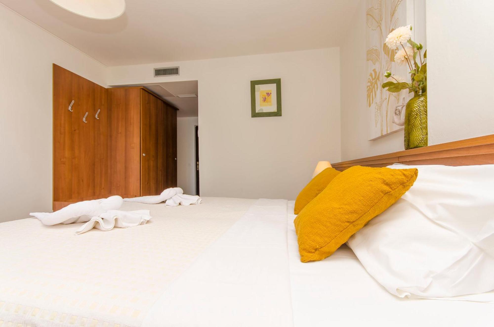 House Hotel Plava Laguna Tisno Eksteriør billede