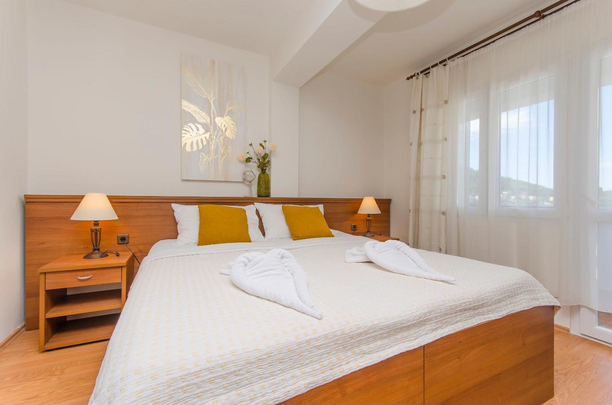 House Hotel Plava Laguna Tisno Eksteriør billede
