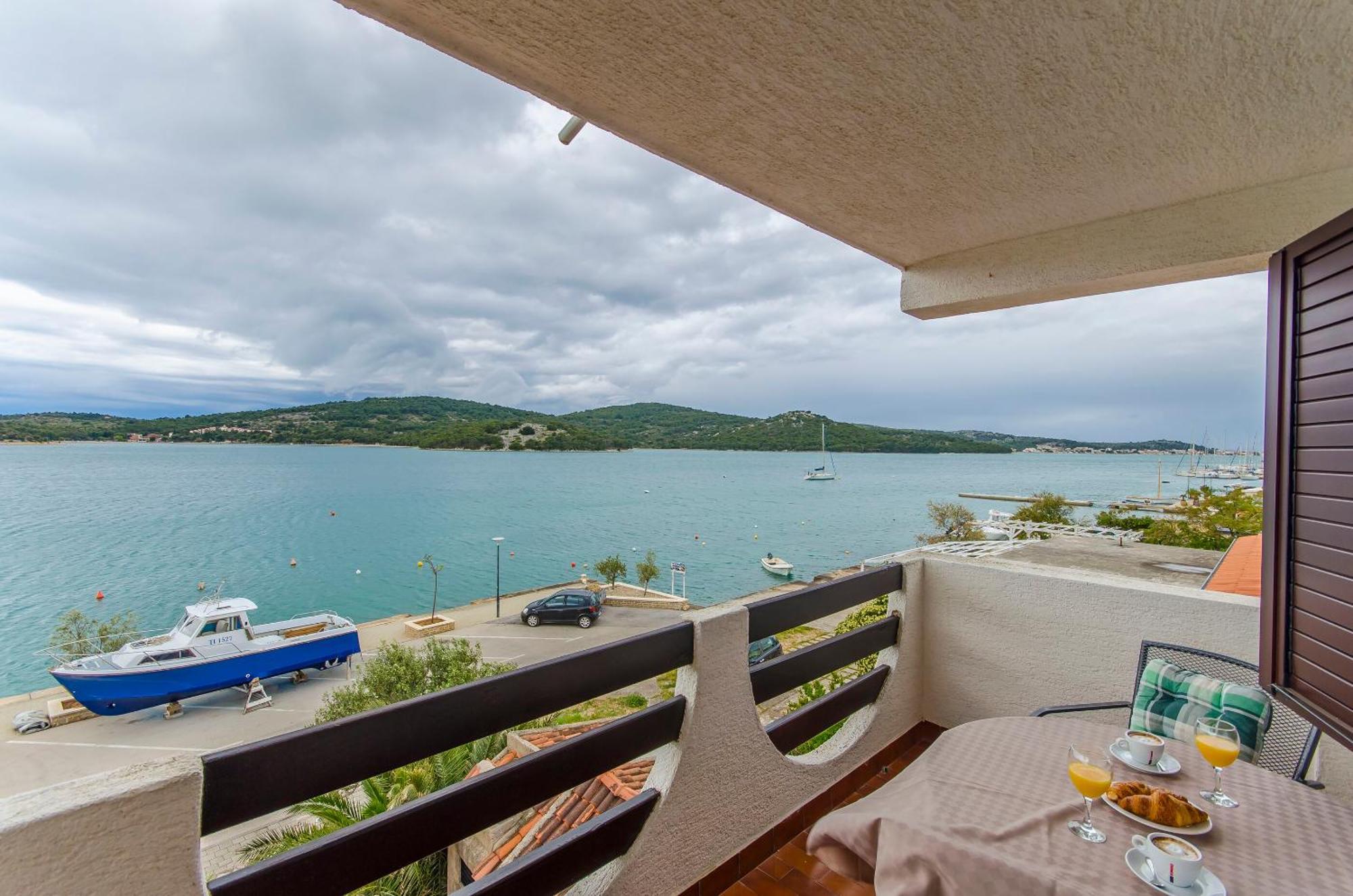House Hotel Plava Laguna Tisno Værelse billede