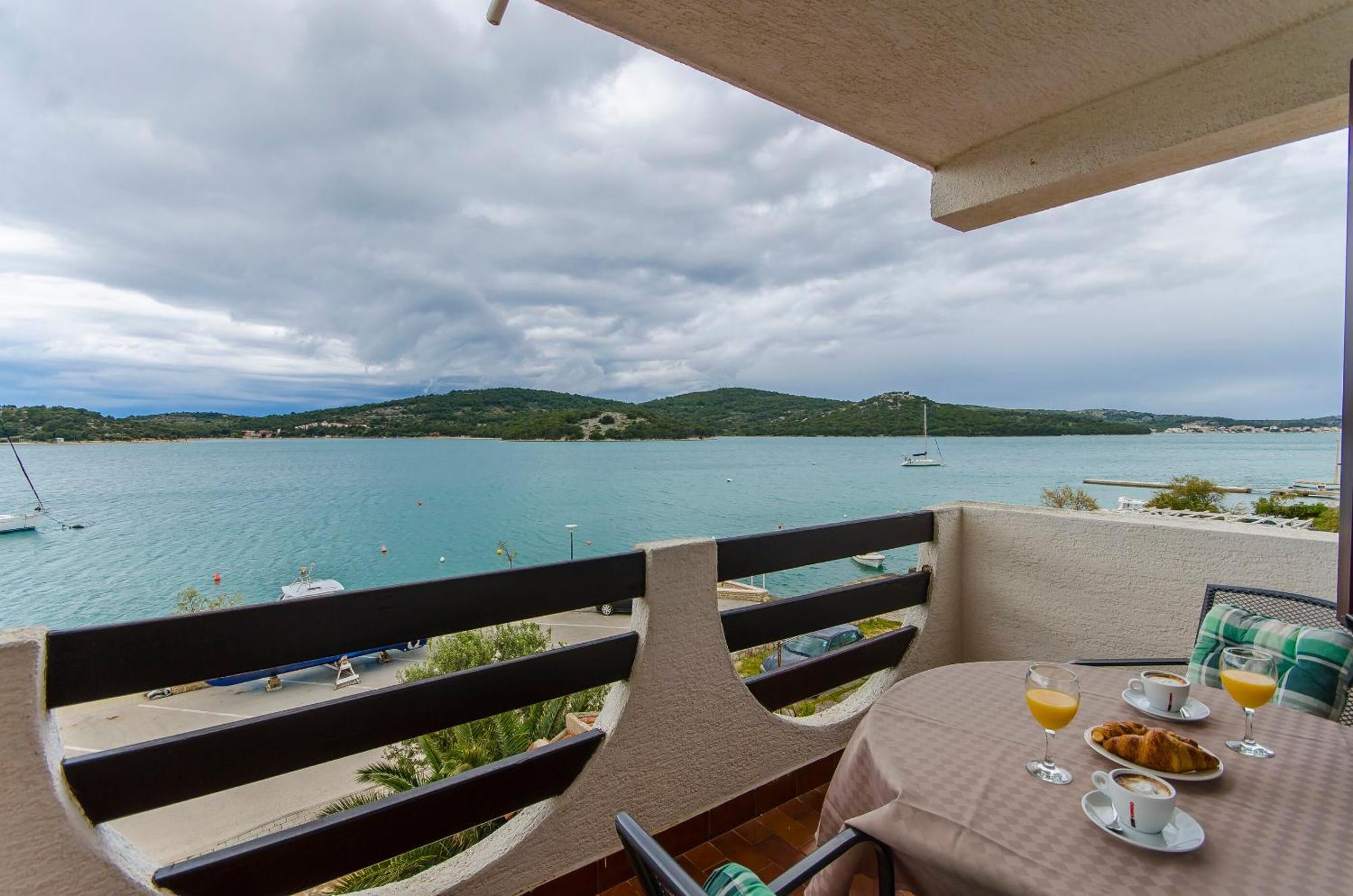 House Hotel Plava Laguna Tisno Værelse billede